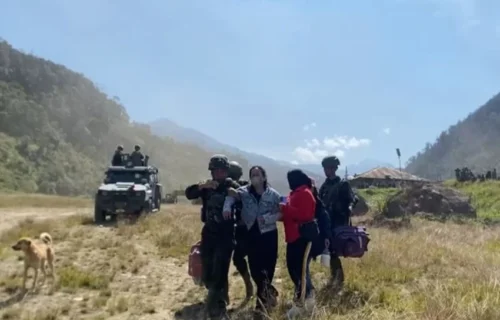 Pangkoops TNI Habema Evakuasi Istri Aris Sanda Korban Kekejaman KKB dari Mbua