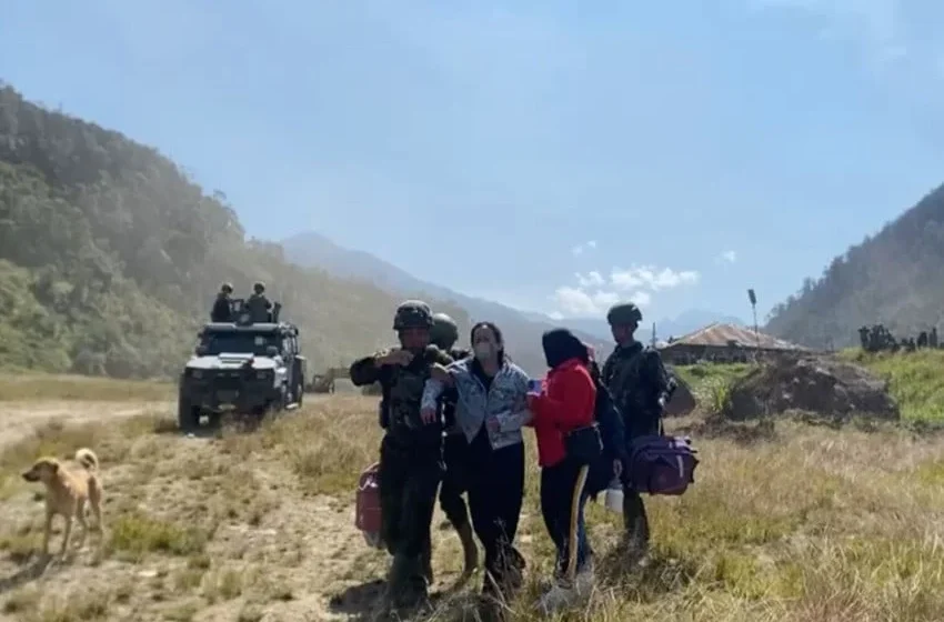 Pangkoops TNI Habema Evakuasi Istri Aris Sanda Korban Kekejaman KKB dari Mbua