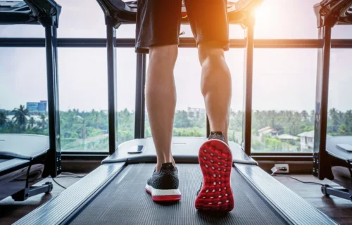 Jalan Kaki di Treadmill vs Luar Ruangan: Mana yang Lebih Efektif untuk Tingkatkan Kesehatan?